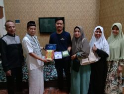 Ust Azis Pennasia (berkopiah hitam) memberikan mukena, sarung, Alqur'an, buku Iqro, dan tuntunan sholat kepada para Muallaf setelah pensyahadatan