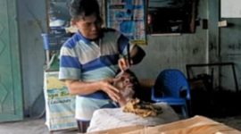 FOTO : Dari Kios Pangkas ke Meja Redaksi: Kisah Perubahan Arman (M Junaidi Halawa/SUARA UTAMA)