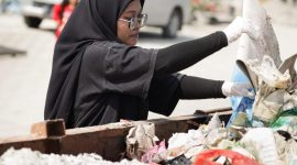 FOTO : Komunitas Peduli Lingkungan Pesisir Yuli Efriani saat melakukan kegiatan pemilahan sampah (Nur Agustilahmi/SUARA UTAMA)