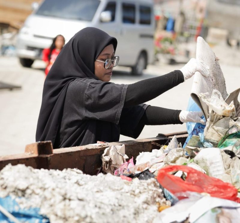 FOTO : Komunitas Peduli Lingkungan Pesisir Yuli Efriani saat melakukan kegiatan pemilahan sampah (Nur Agustilahmi/SUARA UTAMA)