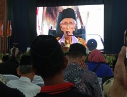 KH. Muchammad Muchtar Mu'ti saat memberikan pitutur luhur