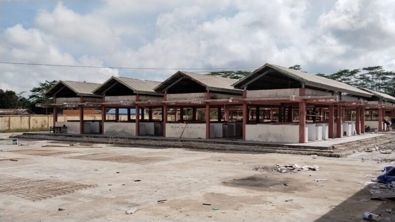 Masyarakat Desa Sungai Meriam Keluhkan Revitalisasi Pasar yang Tak Kunjung Selesai (Suarautama.id). 