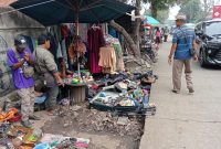 Foto : Pasar Loak jalan Asem, kota Bogor. (Agus Budiana/Suara Utama).