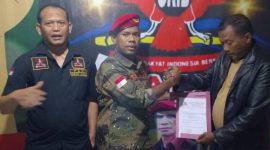 Penyerahan SK Pengurus Grib Jaya DPAC gunung Putri Kabupaten Bogor. Ketua Grib Jaya Kabupaten Bogor Budi Lova pada Sarif Hidayatullah (Itam Mustofa/Suara Utama).