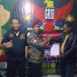 Penyerahan SK Pengurus Grib Jaya DPAC gunung Putri Kabupaten Bogor. Ketua Grib Jaya Kabupaten Bogor Budi Lova pada Sarif Hidayatullah (Itam Mustofa/Suara Utama).