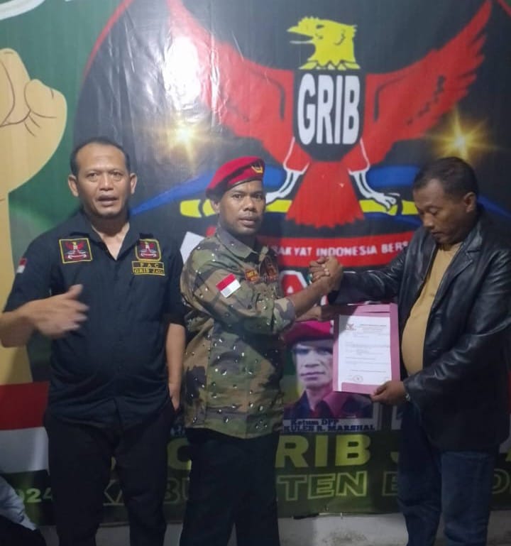 Penyerahan SK Pengurus Grib Jaya DPAC gunung Putri Kabupaten Bogor. Ketua Grib Jaya Kabupaten Bogor Budi Lova pada Sarif Hidayatullah (Itam Mustofa/Suara Utama).