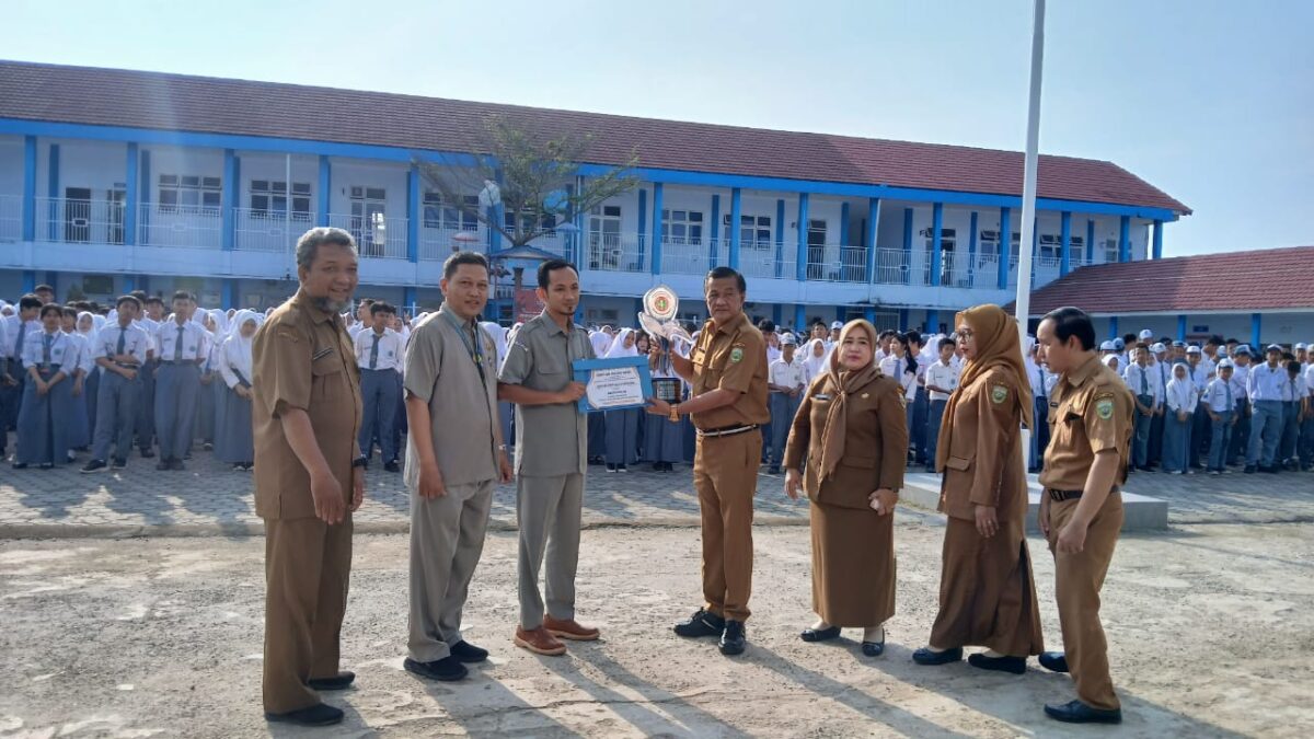 Serah Terima kembali piala bergilir Juara Umum Lomba Akuntansi tingkat SMK se-Sumatera Selatan dari Ketua Prodi Pendidikan Akuntansi FKIP UPGRI Palembang Hendri Gunawan, S.Pd, M.Pd kepada Kepala SMK Negeri 8 Palembang Rafli, S.Pd, M.Pd