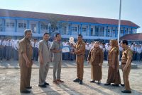 Serah Terima kembali piala bergilir Juara Umum Lomba Akuntansi tingkat SMK se-Sumatera Selatan dari Ketua Prodi Pendidikan Akuntansi FKIP UPGRI Palembang Hendri Gunawan, S.Pd, M.Pd kepada Kepala SMK Negeri 8 Palembang Rafli, S.Pd, M.Pd