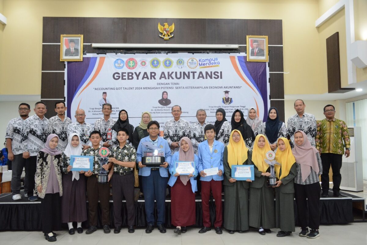 Photo Bersama Juara Umum Lomba Akuntansi dan Ekonomi tingkat SMA/SMK/MA se-Sumatera Selatan dan Lomba Akuntasi tingkat PT se-Indonesia bersama para pejabat di lingkungan Universitas PGRI Palembang.