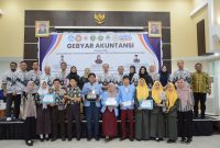 Photo Bersama Juara Umum Lomba Akuntansi dan Ekonomi tingkat SMA/SMK/MA se-Sumatera Selatan dan Lomba Akuntasi tingkat PT se-Indonesia bersama para pejabat di lingkungan Universitas PGRI Palembang.