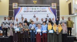 Photo Bersama Juara Umum Lomba Akuntansi dan Ekonomi tingkat SMA/SMK/MA se-Sumatera Selatan dan Lomba Akuntasi tingkat PT se-Indonesia bersama para pejabat di lingkungan Universitas PGRI Palembang.