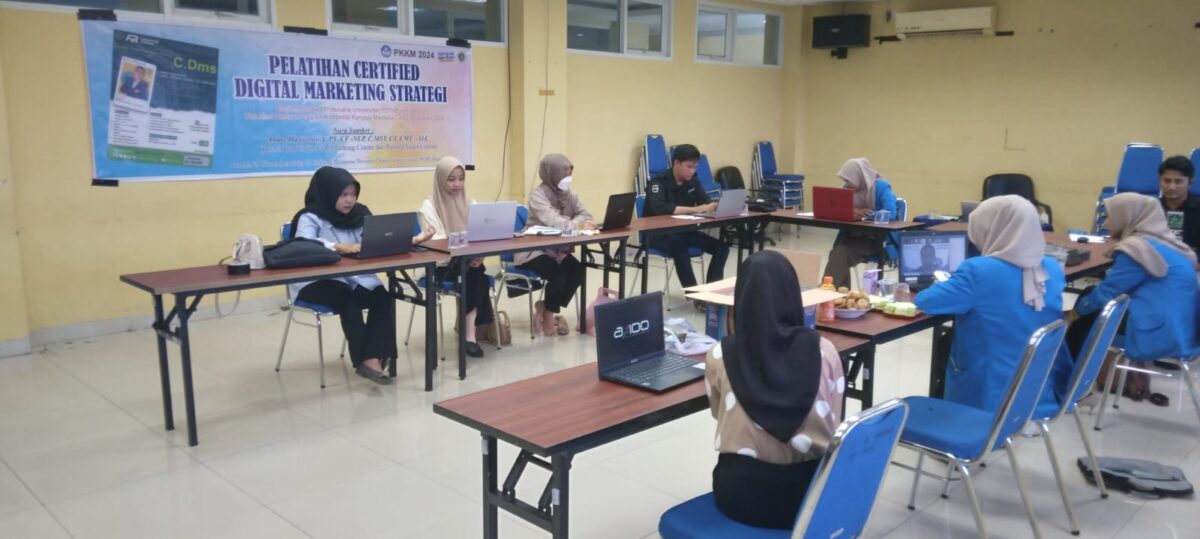 Suasana Pelatihan Certified Digital Marketing Strategi yang dipandu oleh Coach Andre Hariyanto secara online di Room Zoom Meeting yang dipusatkan di Aula 406 lantai 4 Gedung Business Center Universitas PGRI Palembang, kemarin Jumat 29 November 2024 (Photo : Suara Utama/Zahruddin Hodsay).