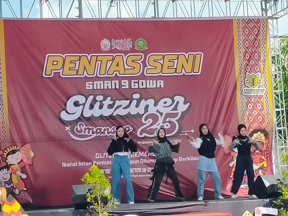 Aksi Kelas XII MIPA.1 pada Gelas Pentas Seni SMAN 9 Gowa