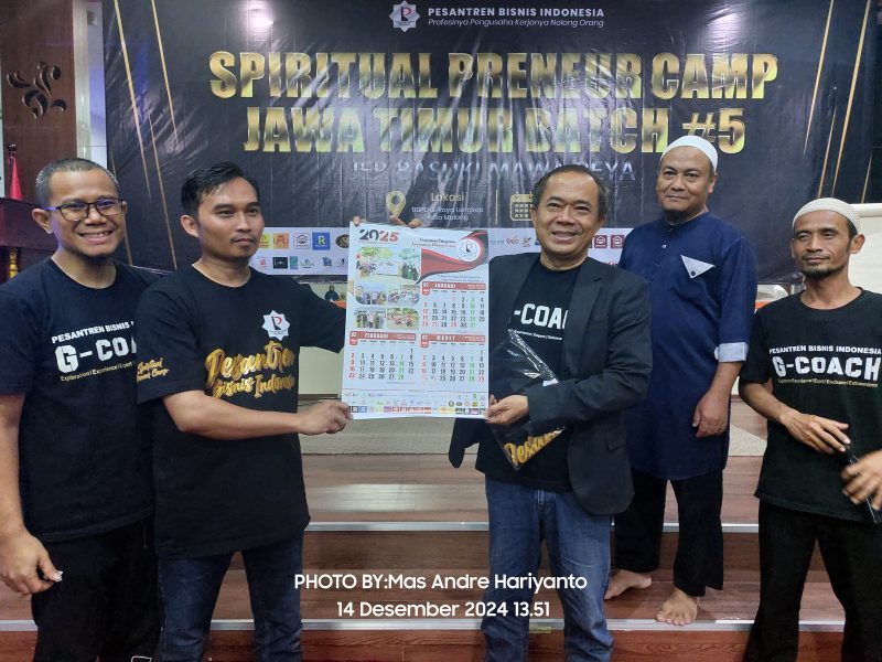 FOTO : Coach Fahmi Beri Motivasi Bisnis dan Jihad di Pesantren Bisnis Indonesia (Andre Hariyanto/SUARA UTAMA)