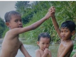 Anak Anak Mandi di Sungai Komering Mak Jora-Jora..!!! Suara Utama ID Mengabarkan Kebenaran | Website Resmi Suara Utama