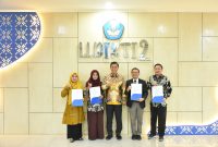 Photo bersama Kepala L2Dikti Wilayah II Prof. Dr. Iskhaq Iskandar, M.Sc bersama 4 Guru Besar yang menerima SK yaitu Nila Kesumawati, Gusmiatun, Akhyar Rido dan Dessy Hermawan pada Selasa 24 Desember 2024 di Kantor LlDikti Wilayah II Palembang (Photo : Suara Utama / Zahruddin Hodsay)