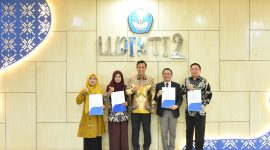Photo bersama Kepala L2Dikti Wilayah II Prof. Dr. Iskhaq Iskandar, M.Sc bersama 4 Guru Besar yang menerima SK yaitu Nila Kesumawati, Gusmiatun, Akhyar Rido dan Dessy Hermawan pada Selasa 24 Desember 2024 di Kantor LlDikti Wilayah II Palembang (Photo : Suara Utama / Zahruddin Hodsay)
