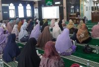 Peserta Training Spiritual sekitar 100 remaja dan ibu-ibu sedang memperhatikan dengan seksama paparan nara sumber pakar syariah Ustadzah Ummi Fadhillah, Lc, MSh dan Psikolog Vera Bekti Rahayu, M.Psi, Psikolog di Masjid As-Sa'adah km 5 Palembang pada Minggu (15/12)  (Photo : Suara Utama/Zahruddin Hodsay)