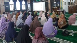 Peserta Training Spiritual sekitar 100 remaja dan ibu-ibu sedang memperhatikan dengan seksama paparan nara sumber pakar syariah Ustadzah Ummi Fadhillah, Lc, MSh dan Psikolog Vera Bekti Rahayu, M.Psi, Psikolog di Masjid As-Sa'adah km 5 Palembang pada Minggu (15/12)  (Photo : Suara Utama/Zahruddin Hodsay)