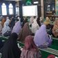 Peserta Training Spiritual sekitar 100 remaja dan ibu-ibu sedang memperhatikan dengan seksama paparan nara sumber pakar syariah Ustadzah Ummi Fadhillah, Lc, MSh dan Psikolog Vera Bekti Rahayu, M.Psi, Psikolog di Masjid As-Sa'adah km 5 Palembang pada Minggu (15/12)  (Photo : Suara Utama/Zahruddin Hodsay)