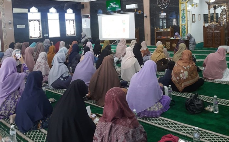 Peserta Training Spiritual sekitar 100 remaja dan ibu-ibu sedang memperhatikan dengan seksama paparan nara sumber pakar syariah Ustadzah Ummi Fadhillah, Lc, MSh dan Psikolog Vera Bekti Rahayu, M.Psi, Psikolog di Masjid As-Sa'adah km 5 Palembang pada Minggu (15/12)  (Photo : Suara Utama/Zahruddin Hodsay)