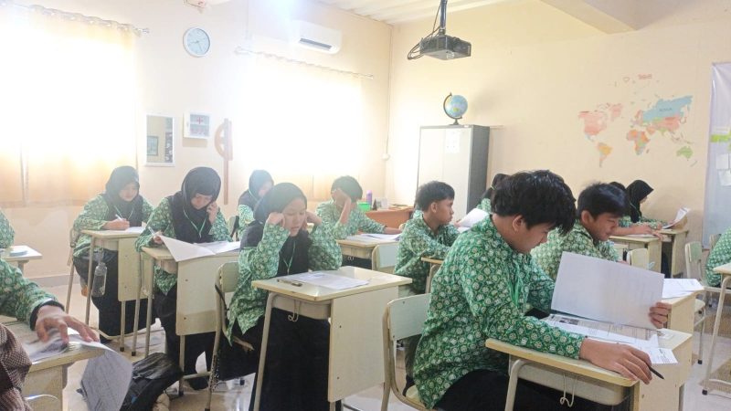 Suasana siswa dan siswi kelas XI B SMA Islam Terpadu Bina Ilmi Palembang saat mengikuti Asesmen Sumatif Akhir Semester hari kelima pada Jumat 6 Desember 2024 (Photo : Suara Utama / Zahruddin Hodsay)