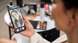 Ilustrasi : Seorang wanita tampil foto dirinya melalui hand phone ( Sumber : freepik )