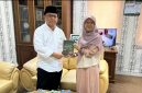 FOTO : Gina Mufidah dan Dekan Fakultas Syariah dan Hukum, Dr. H.Abd. Rauf Muhammad Amin,Lc.M.A. (Abdi Wijaya-Suara Utama)