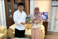 FOTO : Gina Mufidah dan Dekan Fakultas Syariah dan Hukum, Dr. H.Abd. Rauf Muhammad Amin,Lc.M.A. (Abdi Wijaya-Suara Utama)