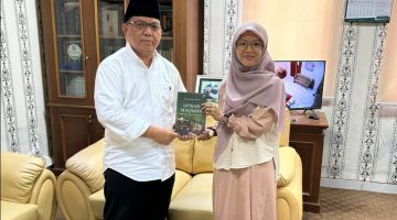 FOTO : Gina Mufidah dan Dekan Fakultas Syariah dan Hukum, Dr. H.Abd. Rauf Muhammad Amin,Lc.M.A. (Abdi Wijaya-Suara Utama)