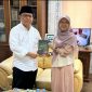 FOTO : Gina Mufidah dan Dekan Fakultas Syariah dan Hukum, Dr. H.Abd. Rauf Muhammad Amin,Lc.M.A. (Abdi Wijaya-Suara Utama)