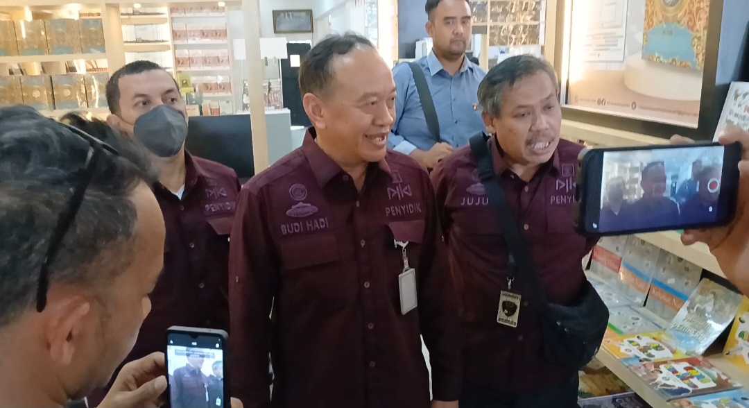 Screenshot 20241231 170251 Video Player Anggota DPRD Kampar Di Periksa Secara Intensif Oleh Penyidik Kemenkumham RI Terkait Pelanggaran HAKI. Suara Utama ID Mengabarkan Kebenaran | Website Resmi Suara Utama