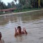 Nampak warga mandi di sungai komering, lokasi adalah aliran sungai komering yang membelah desa Riang Bandung dan desa Karang Negara Kecamatan Madang Suku II Kabupaten OKU Timur Provinsi Sumatera Selatan (Photo : Suara Utama / Zahruddin Hodsay)