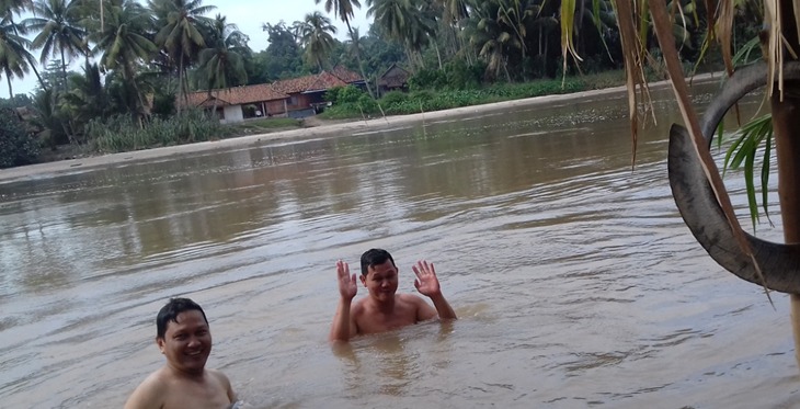 Nampak warga mandi di sungai komering, lokasi adalah aliran sungai komering yang membelah desa Riang Bandung dan desa Karang Negara Kecamatan Madang Suku II Kabupaten OKU Timur Provinsi Sumatera Selatan (Photo : Suara Utama / Zahruddin Hodsay)