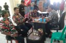 Ketua organisasi masyarakat Laskar Merah Putih Bogor  Raya, Boby E Sugiatna mengkoordinir pendataan dan pengaturan pembagian logistik masyarakat terdampak bencana, desa Cikembar Sukabumi. ( Itam Mustopa/Suara Utama )