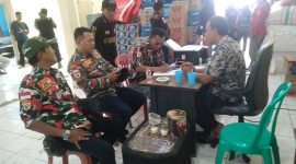 Ketua organisasi masyarakat Laskar Merah Putih Bogor  Raya, Boby E Sugiatna mengkoordinir pendataan dan pengaturan pembagian logistik masyarakat terdampak bencana, desa Cikembar Sukabumi. ( Itam Mustopa/Suara Utama )