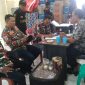Ketua organisasi masyarakat Laskar Merah Putih Bogor  Raya, Boby E Sugiatna mengkoordinir pendataan dan pengaturan pembagian logistik masyarakat terdampak bencana, desa Cikembar Sukabumi. ( Itam Mustopa/Suara Utama )