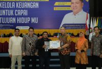 Serahterima Memorandum of Understanding (MoU) antara Universitas PGRI Palembang yang diwakili oleh Wakil Rektor II Assoc. Prof. Dr. Yasir Arafat, SE, MM dengan Komunitas Tangan Di Atas (TDA) Kota Palembang Eko Panca Gustiono, S.PdI pada acara Seminar Literasi Keuangan pada Jumat 29 November 2024 di Aula Aidil Fitrisyah lantai 5 Gedung Business Science Center Universitas PGRI Palembang (Photo : Suara Utama/Zahruddin Hodsay)