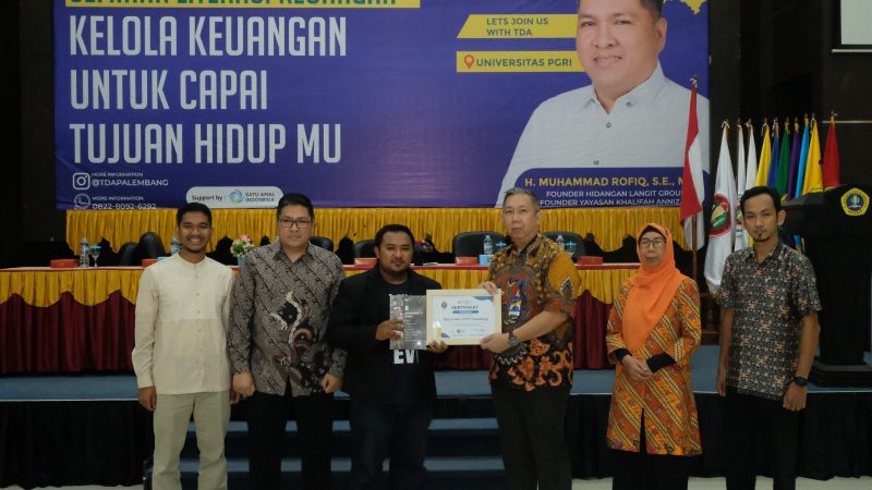 Serahterima Memorandum of Understanding (MoU) antara Universitas PGRI Palembang yang diwakili oleh Wakil Rektor II Assoc. Prof. Dr. Yasir Arafat, SE, MM dengan Komunitas Tangan Di Atas (TDA) Kota Palembang Eko Panca Gustiono, S.PdI pada acara Seminar Literasi Keuangan pada Jumat 29 November 2024 di Aula Aidil Fitrisyah lantai 5 Gedung Business Science Center Universitas PGRI Palembang (Photo : Suara Utama/Zahruddin Hodsay)