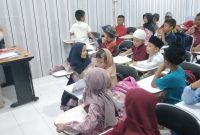 Contoh Photo Kegiatan Pembelajaran siswa SD di Masjid dengan Les Bahasa Inggris untuk mengisi pembalajaran mandiri di tempat ibadah pada Minggu pertama bulan Ramadhan (Photo : Suara Utama / Zahruddin Hodsay)