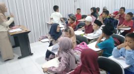 Contoh Photo Kegiatan Pembelajaran siswa SD di Masjid dengan Les Bahasa Inggris untuk mengisi pembalajaran mandiri di tempat ibadah pada Minggu pertama bulan Ramadhan (Photo : Suara Utama / Zahruddin Hodsay)