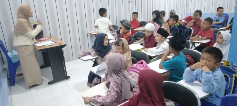 Contoh Photo Kegiatan Pembelajaran siswa SD di Masjid dengan Les Bahasa Inggris untuk mengisi pembalajaran mandiri di tempat ibadah pada Minggu pertama bulan Ramadhan (Photo : Suara Utama / Zahruddin Hodsay)