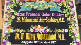 FOTO : Karangan bungan ucapan selamat dari kolega Muhammad Ash Shiddiqy. Dok (Ilham Akbar/Suara Utama)