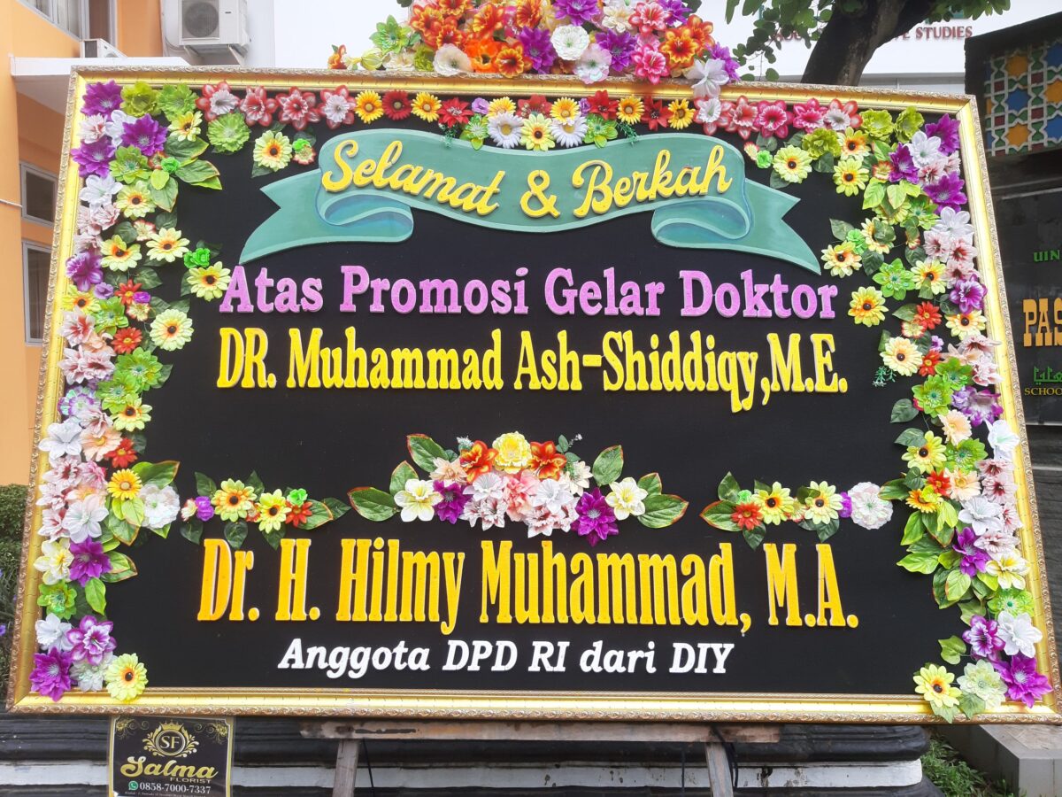 FOTO : Karangan bungan ucapan selamat dari kolega Muhammad Ash Shiddiqy. Dok (Ilham Akbar/Suara Utama)
