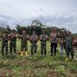 Foto: Dandim 0702/Purbalingga Letkol Inf Untung Iswahyudi, S. Sos., M. Hum., M. Han bersama petani talas melaksanakan panen perdana di Lahan Pertanian Desa Bantarbarang, Kecamatan Rembang, Kabupaten Purbalingga. Selasa (14/1/25).