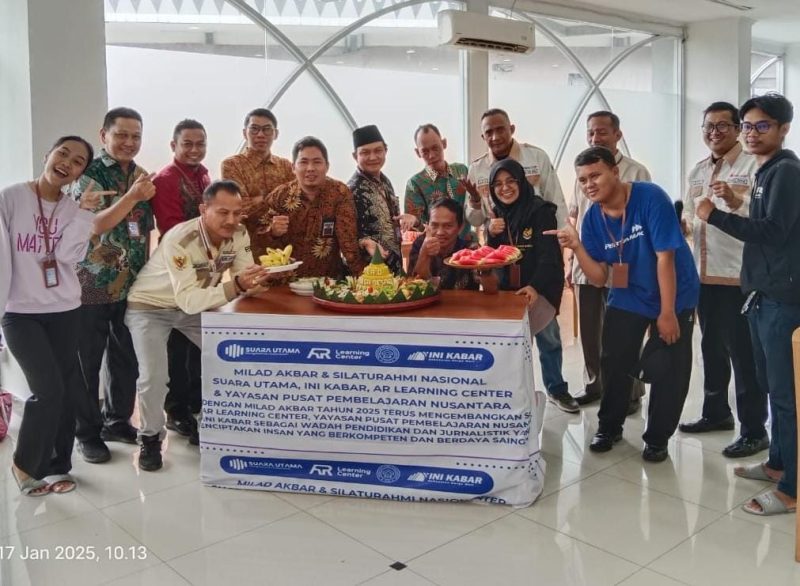 FOTO : Penghargaan Keanggotaan AR Learning Center dan Suara Utama, Puncak Milad Akbar Yayasan Pusat Pembelajaran Nusantara (Aisyah Putri Widodo/SUARA UTAMA)