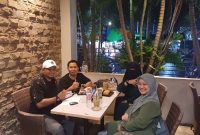 FOTO : Suasana Kunjungan dan Silaturahmi Pemimpin Redaksi Mas Hariyanto bersama Kabiro Karawang Fagi Oktoroy di Cafe Hotel Omega Karawang (Aisyah/SUARA UTAMA)