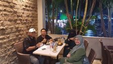 FOTO : Suasana Kunjungan dan Silaturahmi Pemimpin Redaksi Mas Hariyanto bersama Kabiro Karawang Fagi Oktoroy di Cafe Hotel Omega Karawang (Aisyah/SUARA UTAMA)