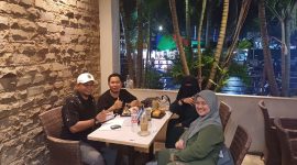 FOTO : Suasana Kunjungan dan Silaturahmi Pemimpin Redaksi Mas Hariyanto bersama Kabiro Karawang Fagi Oktoroy di Cafe Hotel Omega Karawang (Aisyah/SUARA UTAMA)