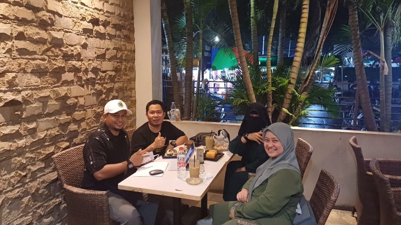 FOTO : Suasana Kunjungan dan Silaturahmi Pemimpin Redaksi Mas Hariyanto bersama Kabiro Karawang Fagi Oktoroy di Cafe Hotel Omega Karawang (Aisyah/SUARA UTAMA)